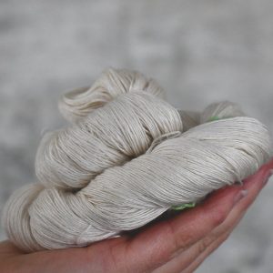 未染色毛线 蕾丝线 - 49049 70%超水洗美利奴羊毛 30%丝 单股捻 100克 600米