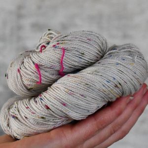 未染色毛线 细 - 49181 85%超水洗美利奴羊毛 15%彩色花点 100克 400米