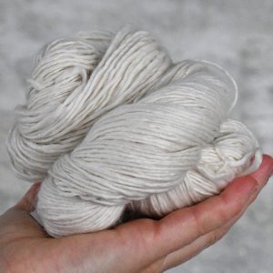 未染色毛线 中等粗细 DK - 49215 40%超细纤维羊驼 40%美利奴 20%真丝 单捻 100克 230米
