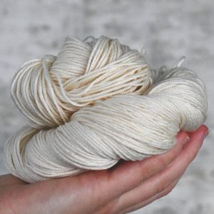 未染色毛线 中等粗细 DK - 49223 70%超水洗蓝脸莱斯特 20%真丝 10%羊绒 紧捻115克 230米