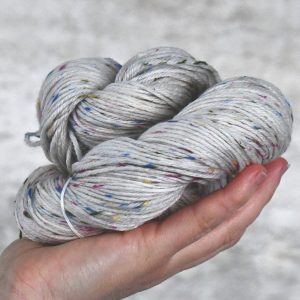 未染色毛线 中等粗细 DK - 49233 85%超水洗美利奴 15%彩色花点 100克 225米