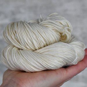 未染色毛线 中等粗细 DK - 49241 100%超水洗美利奴 粗细不均 100克 220米