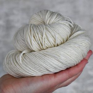 未染色毛线 中等粗细 DK - 49249 75%超水洗美利奴 20%尼龙 5%金色亮丝 袜子线 100克 212米