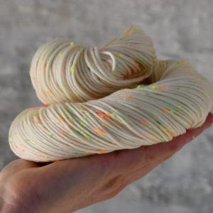 未染色毛线 中等粗细 DK - 49251 85%超水洗美利奴 15%荧光花点 100克 212米